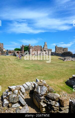 Le rovine della medievale Lindisfarne Priory, Isola Santa, Northumberland, England, Regno Unito Foto Stock