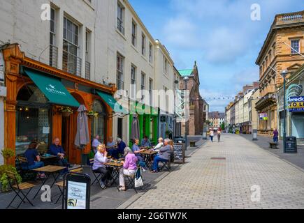Negozi e caffè in St John's Street nel centro della città, Perth, Scozia, Regno Unito Foto Stock