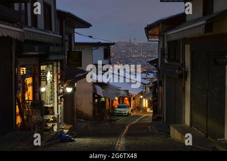 Ankara vista da una vecchia strada bazar, moschea e torre vista in serata Ankara, questa strada con un paesaggio urbano noto come in turco 'Cikrikcilar yokusu' Foto Stock