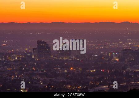 Tramonto su Glendale, California. In lontananza si possono vedere fuochi d'artificio. Foto Stock