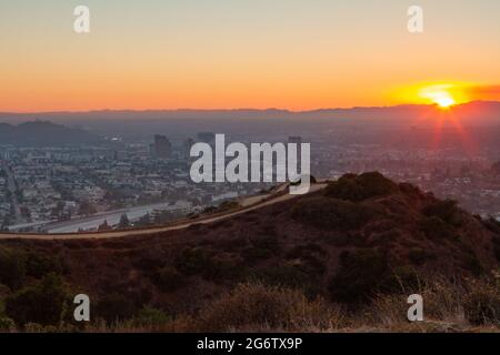 Sentiero escursionistico sopra Glendale CA al tramonto. Foto Stock