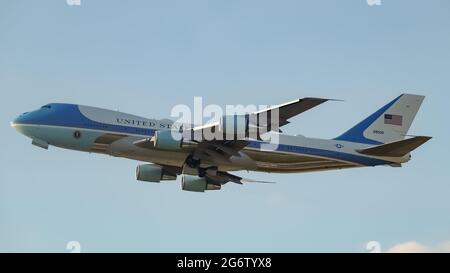 Air Force One in partenza dall'aeroporto Heathrow di Londra per Bruxelles il 13 giugno 2021. Foto Stock