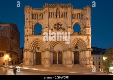 Facciata della Cattedrale di Santa María de Gracia dal 12 ° secolo nella Plaza Mayor della città di Cuenca, Castilla la Mancha, Spagna, Europa. Foto Stock