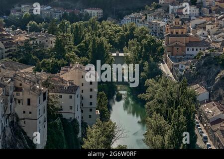 Lo spettacolare paesaggio di Hoz del Río Jucar con la Parroquia Virgen de la Luz sullo sfondo di Plaza Mangana nella città di Cuenca, Spagna Foto Stock