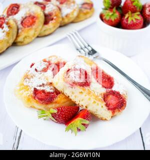 Pancake fatti in casa con yogurt e fragole. Foto Stock