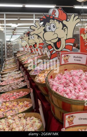 Phillipsburg, Missouri - Redmon's Candy Factory, un grande negozio di caramelle che viene pubblicizzato fortemente ai viaggiatori nel Missouri sud-ovest. Foto Stock