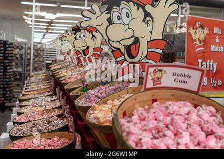 Phillipsburg, Missouri - Redmon's Candy Factory, un grande negozio di caramelle che viene pubblicizzato fortemente ai viaggiatori nel Missouri sud-ovest. Foto Stock