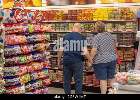 Phillipsburg, Missouri - Redmon's Candy Factory, un grande negozio di caramelle che viene pubblicizzato fortemente ai viaggiatori nel Missouri sud-ovest. Foto Stock