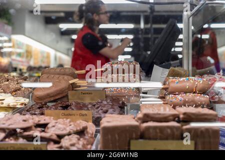 Phillipsburg, Missouri - Redmon's Candy Factory, un grande negozio di caramelle che viene pubblicizzato fortemente ai viaggiatori nel Missouri sud-ovest. Foto Stock