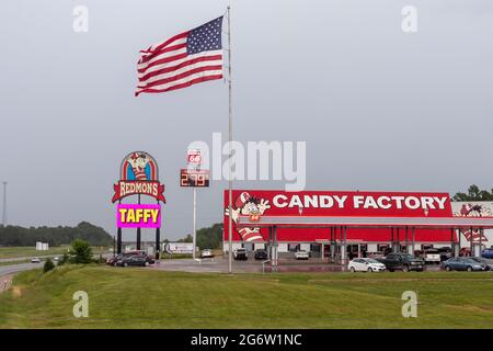 Phillipsburg, Missouri - Redmon's Candy Factory, un grande negozio di caramelle che viene pubblicizzato fortemente ai viaggiatori nel Missouri sud-ovest. Foto Stock