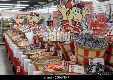 Phillipsburg, Missouri - Redmon's Candy Factory, un grande negozio di caramelle che viene pubblicizzato fortemente ai viaggiatori nel Missouri sud-ovest. Foto Stock