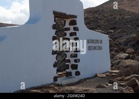 Chiusura della porta bianca dell'arco del segno tradizionale del comune nei pressi di Betancuria Foto Stock