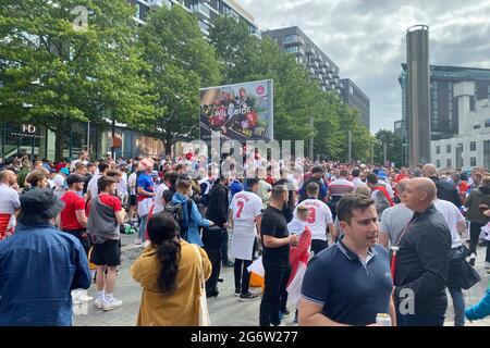 I tifosi, i tifosi di calcio si riuniscono ore prima dell'inizio del gioco e si ritrovano nell'umore. Semifinale, gioco M50, Inghilterra (ENG) - Danimarca (DEN) 2-1 NV su 07.07.2021 a London/Wembley Stadium. Football EM 2020 dal 06/11/2021 al 07/11/2021. Foto Stock