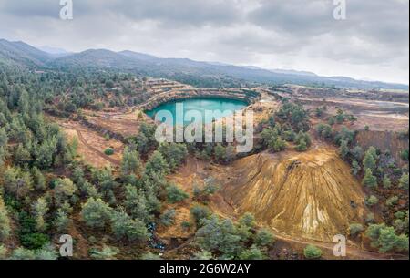 Ripristino di terreni danneggiati da operazioni minerarie nei pressi di Kapedes, Cipro. L'area è piena di minerali di rame e depositi di solfuro Foto Stock