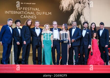 Palais des festival, Cannes, Francia. 8 luglio 2021. Cast posa sul Red Carpet per Stillwater. Idir Azougli, Matt Damon, Abigail Breslin, direttore Tom McCarthy, Camille Cottin, Moussa Maaskri, Gregory di Miglio e Lilou Siauvaud. Foto per credito: Julie Edwards/Alamy Live News Foto Stock