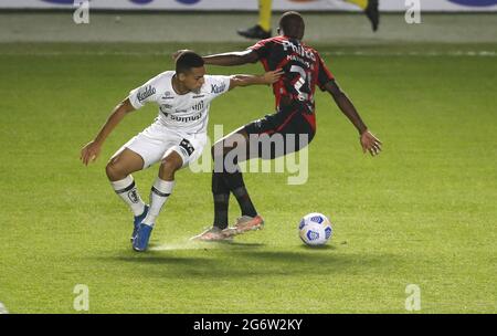 Santos, Brasile. 06 luglio 2021. Azione durante la partita di calcio della Lega Nazionale Brasiliana (Campeonato Brasileiro Serie A) tra Santos e Atletico PR a Vila Belmiro a Santos, Brasile. Santos ha vinto il gioco 2-1. Credit: SPP Sport Press Photo. /Alamy Live News Foto Stock