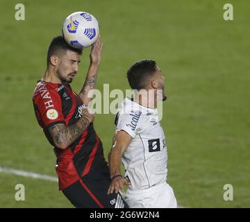 Santos, Brasile. 06 luglio 2021. Azione durante la partita di calcio della Lega Nazionale Brasiliana (Campeonato Brasileiro Serie A) tra Santos e Atletico PR a Vila Belmiro a Santos, Brasile. Santos ha vinto il gioco 2-1. Credit: SPP Sport Press Photo. /Alamy Live News Foto Stock