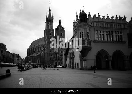 Vista della Basilica di Santa Maria e della Sala dei tessuti, Piazza principale, Cracovia, Polonia Foto Stock