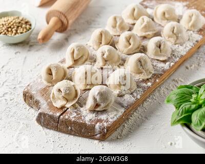 gnocchi freschi fatti in casa su tagliere di legno Foto Stock