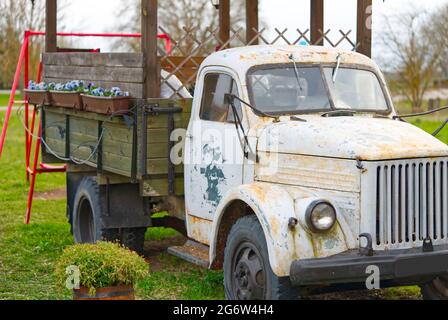 Vuoto parco giochi per bambini fatto di vecchia macchina sovietica Gaz Foto Stock