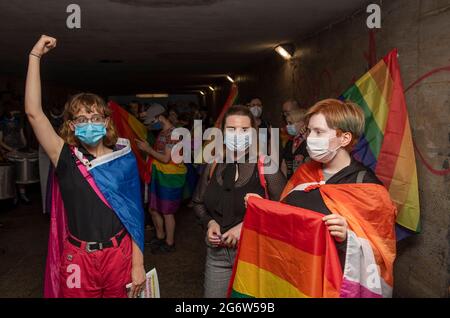 Varsavia, Varsavia, Polonia. 8 luglio 2021. I manifestanti hanno cartelloni e bandiere arcobaleno durante un raduno per mostrare solidarietà con la comunità LGBT georgiana l'8 luglio 2021 a Varsavia, Polonia. Circa un centinaio di persone si sono radunate accanto all'ambasciata della Georgia per mostrare solidarietà alla comunità georgiana LGBT dopo un appello alla sfilata dell'orgoglio di Tbilisi a causa della violenza di gruppi contrari all'evento che ha colpito il loro ufficio e ha preso di mira i suoi partecipanti e giornalisti nella capitale Tbilisi. Credit: Aleksander Kalka/ZUMA Wire/Alamy Live News Foto Stock