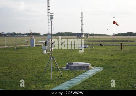 nel grande giardino meteorologico si trova una stazione meteorologica automatica portatile. Questo strumento viene utilizzato per recuperare i dati meteorologici, ad esempio la temperatura Foto Stock