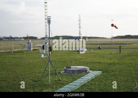 nel grande giardino meteorologico si trova una stazione meteorologica automatica portatile. Questo strumento viene utilizzato per recuperare i dati meteorologici, ad esempio la temperatura Foto Stock