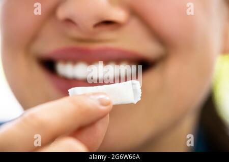 Donna masticare umido umido fumo tabacco Snus prodotto Foto Stock