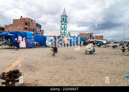 EL ALTO, BOLIVIA - 23 APRILE 2015: La gente acquista in un mercato a El Alto, Bolivia. Foto Stock