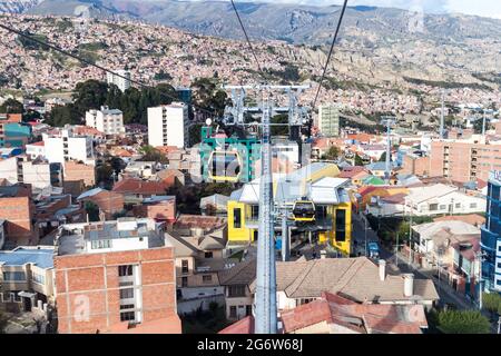 LA Paz, BOLIVIA - 28 APRILE 2015: Veduta aerea di la Paz con Teleferico (funivia) Foto Stock