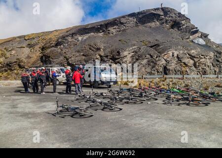 LA CUMBRE, BOLIVIA: 29 APRILE 2015: Biciclette e partecipanti preparati per la discesa della strada più pericolosa del mondo al Passo la Cumbre (altitudine 4700 Foto Stock