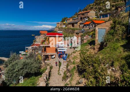 ISLA DEL Sol, BOLIVIA - 12 MAGGIO 2015: Villaggio Yumani su Isla del Sol (Isola del Sole) nel lago Titicaca, Bolivia Foto Stock