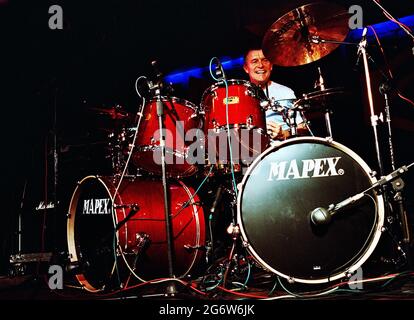 Carl Palmer Carl Frederick Kendall Palmer (Londra, 20 marzo 1950) è un batterista e percussionista inglese, foto Kazimierz Jurewicz Foto Stock