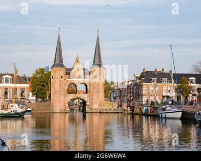 Waterpoort, porta d'acqua, e il canale de Kolk nella città di Snits, Sneek a Friesland, Paesi Bassi Foto Stock