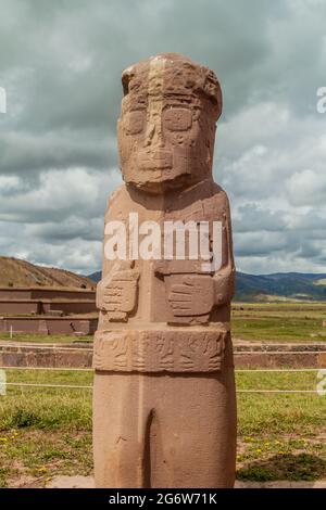 Monolito a Tiwanaku, Altiplano, regione di Titicaca, Bolivia - una delle due grandi figure antropomorfe ancora in piedi sul tumulo di Kalasasaya. Tiwanaku Foto Stock