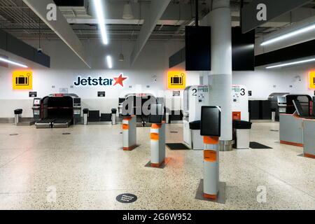 Deserted Jetstar Airline Terminal presso l'Aeroporto Tullamarine Melbourne, Australia durante il blocco. Igienizzatore per le mani in primo piano. Foto Stock