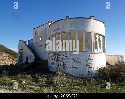 Progetto di costruzione abbandonato sulla cima della montagna a Corfù, Grecia, con vista su Paleokastritsa Foto Stock