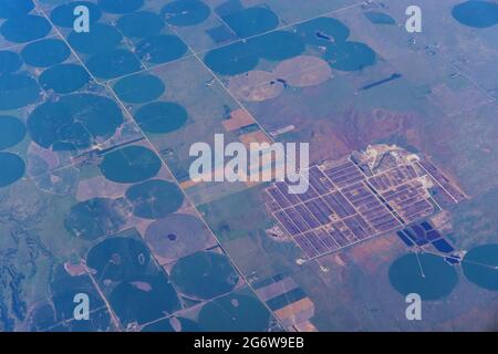 Vista aerea da un aereo di campi agricoli cerchiati nel deserto vicino Denver, Colorado, Stati Uniti Foto Stock