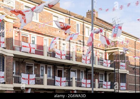 Centinaia di bandiere d'Inghilterra decorano ogni tenuta di casa in Kirby Estate, Londra, CAMPIONATO di calcio EURO 2020, Inghilterra, Regno Unito Foto Stock