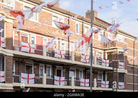 Centinaia di bandiere d'Inghilterra decorano ogni tenuta di casa in Kirby Estate, Londra, CAMPIONATO di calcio EURO 2020, Inghilterra, Regno Unito Foto Stock