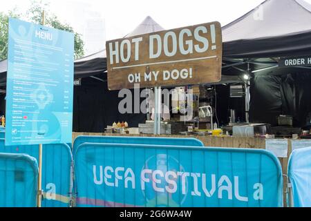 Bancarella di cibo HOT dog al festival EUFA al Potter Field Park, Londra Inghilterra Regno Unito Foto Stock