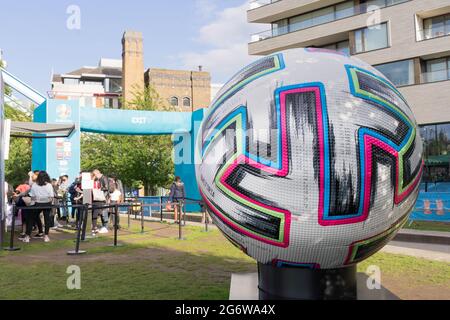 Calcio gigante ufficiale visto al Potter Field Park, Londra, Inghilterra, EURO 2020, festival UEFA Foto Stock