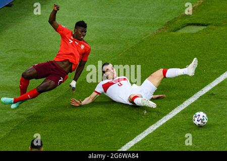 Baku, Azerbaigian - Giugno 20: Caglar Soyuncu della Turchia (R) lotta per la palla con Breel Embolo della Svizzera (L) durante i campioni UEFA Euro 2020 Foto Stock