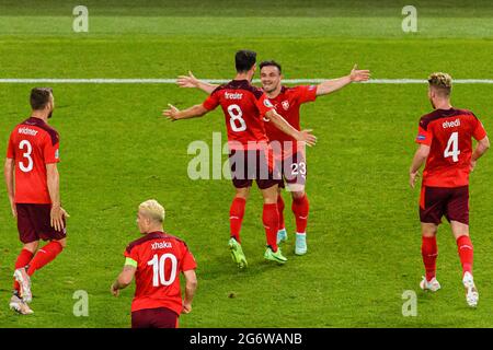 Baku, Azerbaigian - Giugno 20: Xherdan Shaqiri della Svizzera (C) festeggia il suo obiettivo con i suoi compagni di squadra durante il Campionato UEFA Euro 2020 Gruppo A. Foto Stock