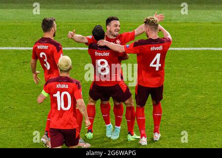 Baku, Azerbaigian - Giugno 20: Xherdan Shaqiri della Svizzera (C) festeggia il suo obiettivo con i suoi compagni di squadra durante il Campionato UEFA Euro 2020 Gruppo A. Foto Stock