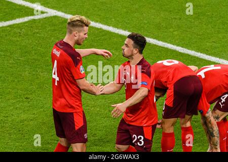 Baku, Azerbaigian - Giugno 20: Xherdan Shaqiri della Svizzera (C) festeggia il suo obiettivo con i suoi compagni di squadra durante il Campionato UEFA Euro 2020 Gruppo A. Foto Stock