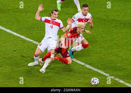 Baku, Azerbaigian - Giugno 20: Caglar Soyuncu di Turchia (L) lotta per la palla con Granit Xhaka di Svizzera (R) durante la UEFA Euro 2020 Championsh Foto Stock