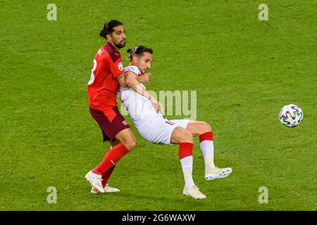 Baku, Azerbaigian - Giugno 20: Ricardo Rodr’guez della Svizzera (L) lotta per la palla con Yusuf Yazici della Turchia (R) durante la UEFA Euro 2020 Champio Foto Stock