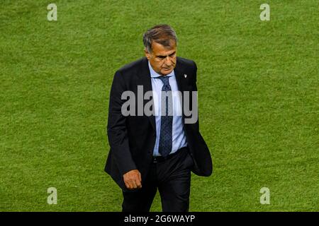 Baku, Azerbaijan - Giugno 20: La testa allenatore della Turchia Senol Gunes è stata schiacciata dopo essere stata sconfitta dalla Svizzera durante il Campionato UEFA Euro 2020 Foto Stock