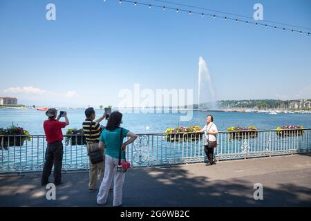 Foto del Water Jet - Jet d'Eau di Ginevra, Svizzera, uno dei luoghi simbolo della città, sul lago di Ginevra, chiamato anche Lac leman con cinese Foto Stock